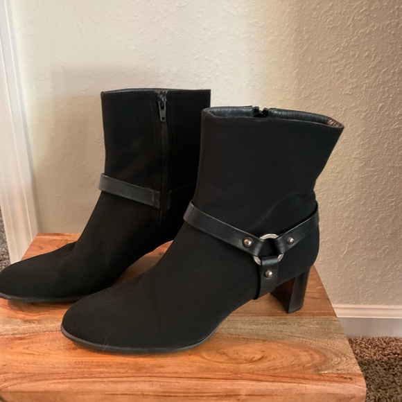 EUC, Stuart Weitzman, Gor-Tex Black Pointed Toe Ankle Boots, Sz 9.5, MSRP $300+ - Picture 2 of 7